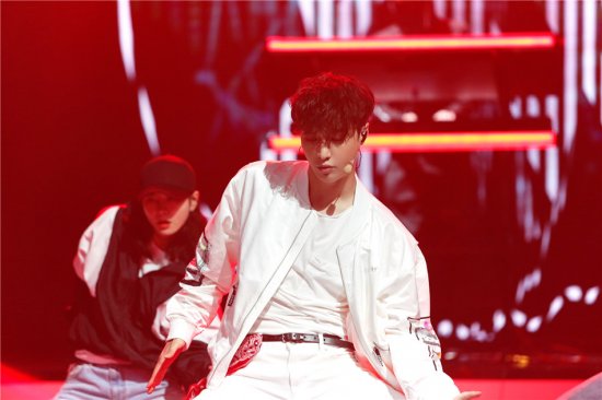 张艺兴《天天向上》暖心分享成长故事 黄金搭