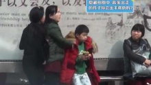 老师耐心劝母亲心疼流泪
