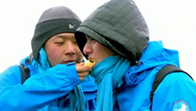 青姐！神奇六毛啃方便面充饥