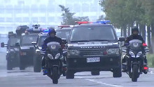 突击队丛林围捕光头强 斗歹徒特警身陷危机